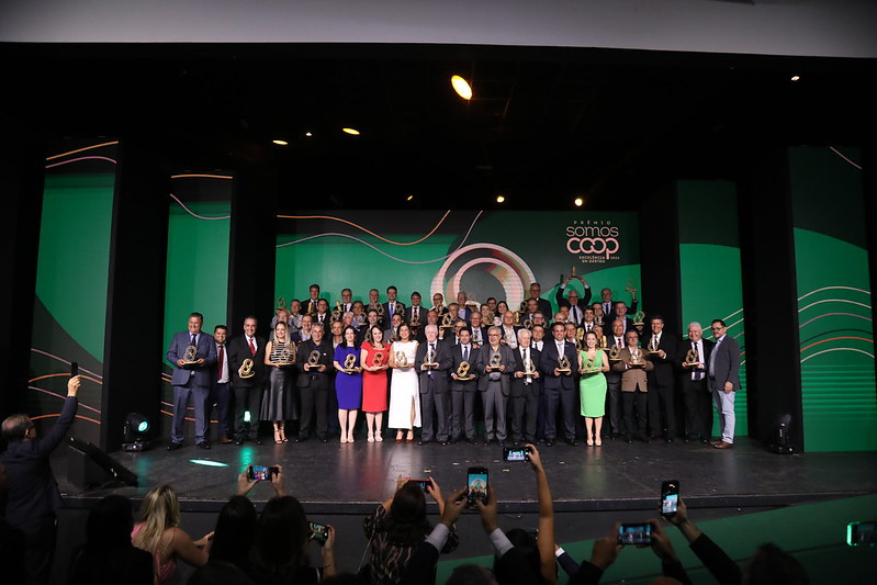 Fotografia dos representantes das cooperativas premiadas