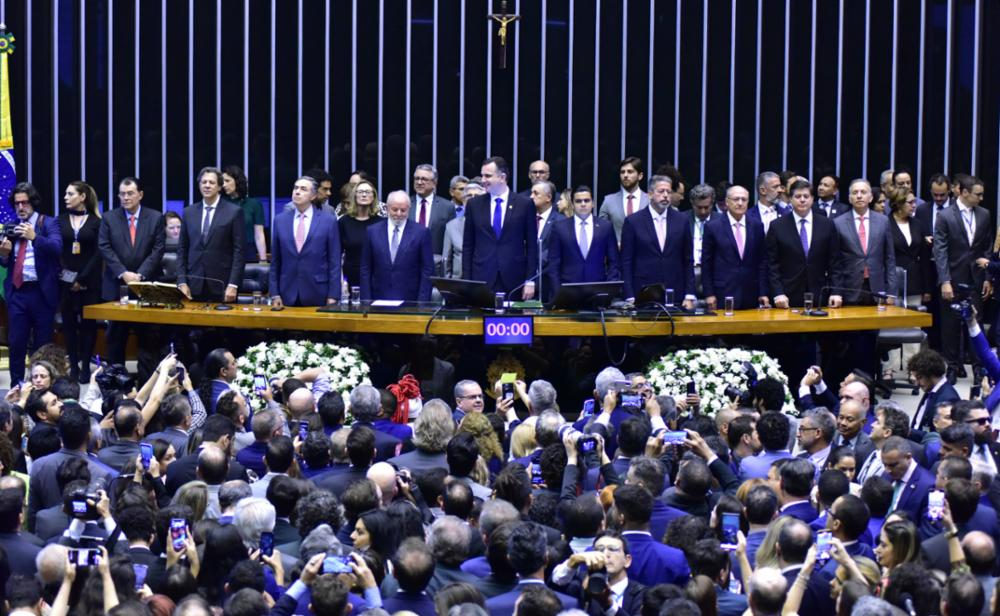 políticos no plenário da câmara dos deputados após a promulgação da PEC