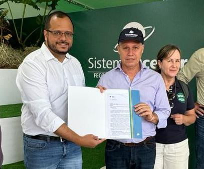  João Prieto e Paulo Teixeira (centro) mostram documento com demandas do cooperativismo para a agricultura familiar 