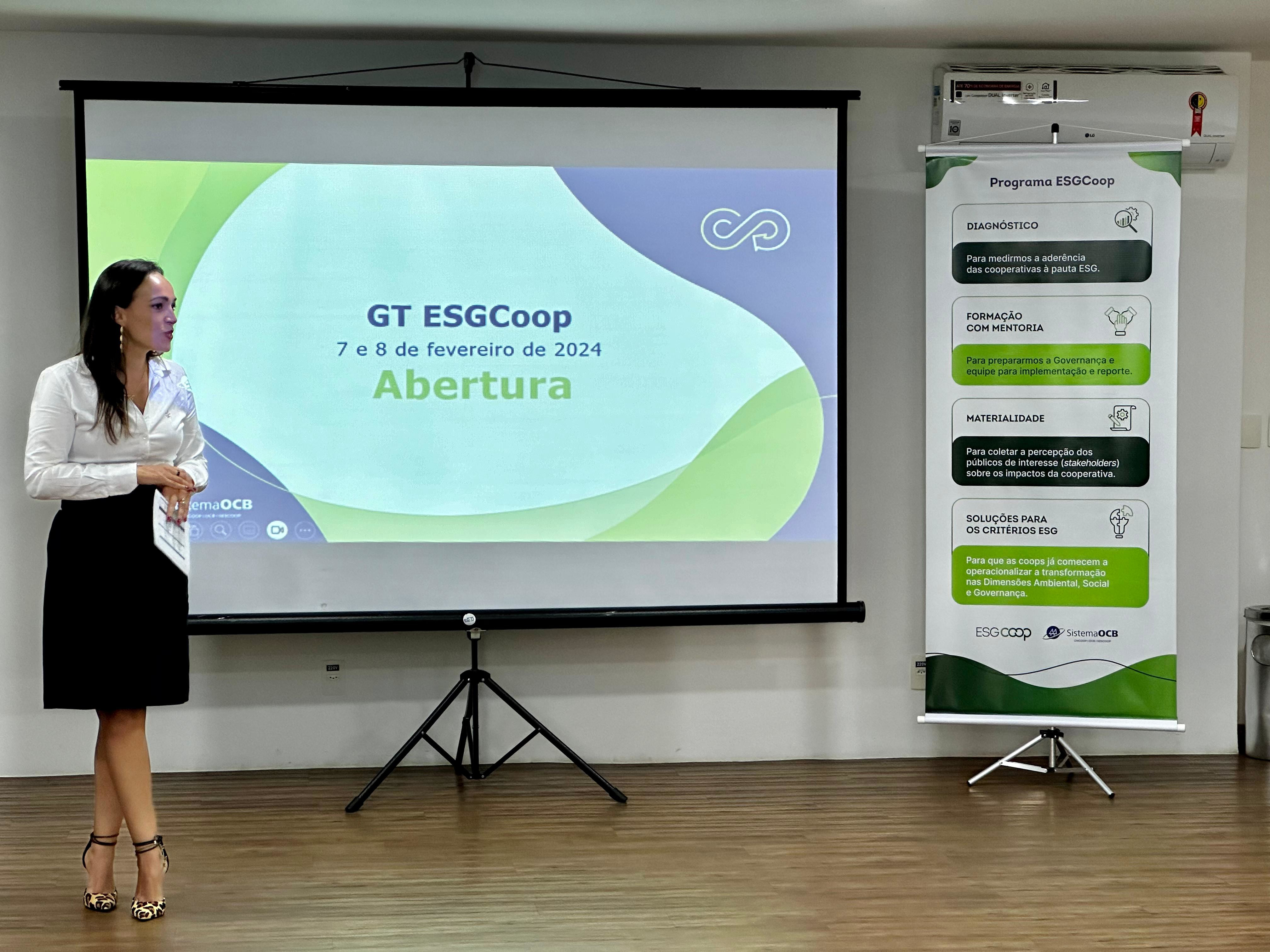 Débora Ingrisano explica os objetivos do Grupo de Trabalho ESGCoop 