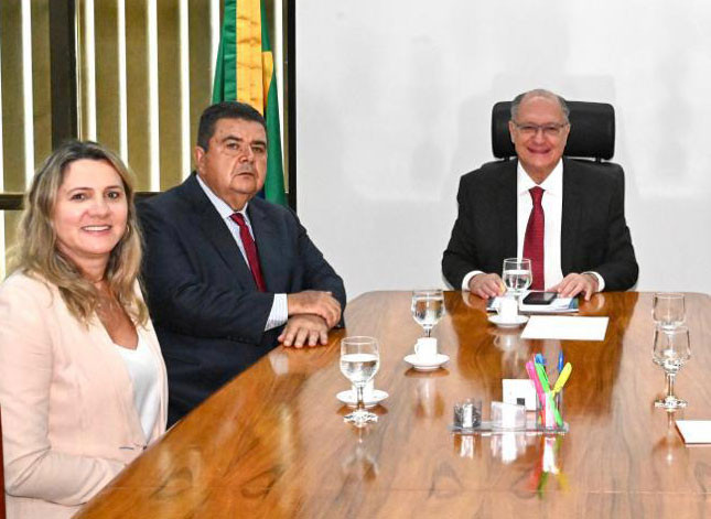 Alckmin com o presidente Márcio e a superintendente Tania Zanella em reunião sobre o Plano Safra e a Reforma Tributária