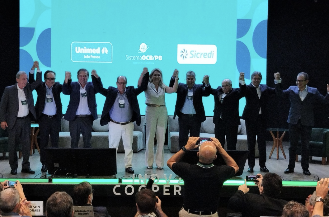 Tânia Zanella e dirigentes de mãos dadas comemoram sucesso do Inova Cooperar em João Pessoa
