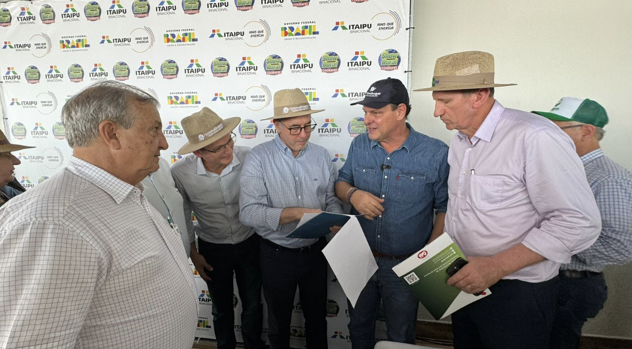  Ministro Carlos Fávaro recebendo documento com demandas do cooperativismo para o agronegócio