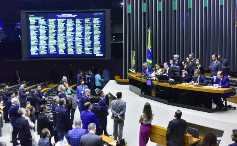 Parlamentares em sessão do Congresso Nacional para apreciação de vetos. Foto: Zeca Ribeiro / Câmara dos Deputados