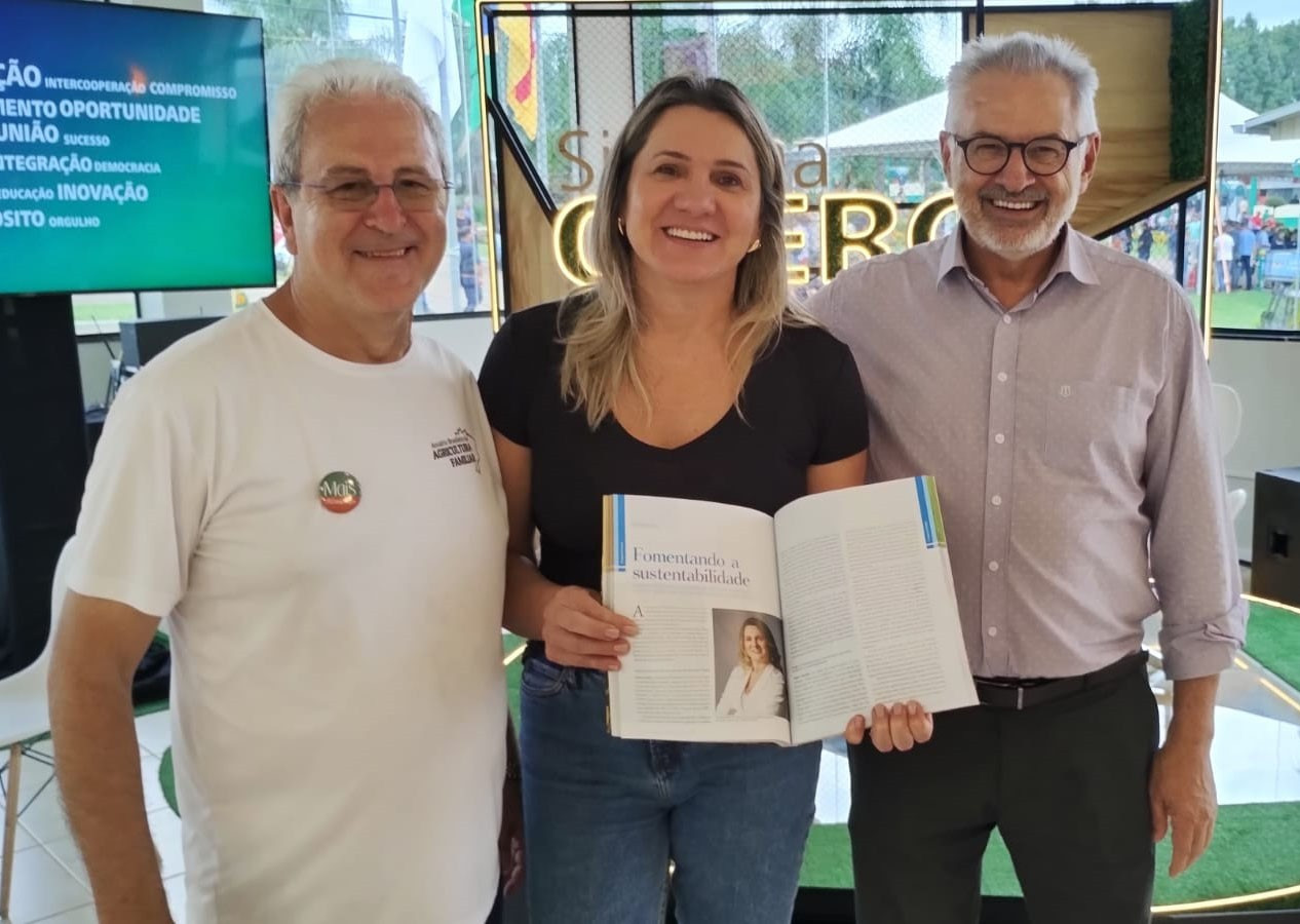 Tania Zanella ao lado de Darci Hartmann e Hélio Rubem Corrêa da Silva com exemplar do Anuário da Agricultura Familiar