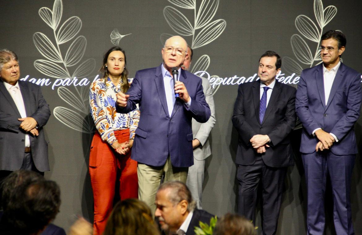 Deputado Arnaldo Jardim realiza discurso em jantar que homenageia sua história 