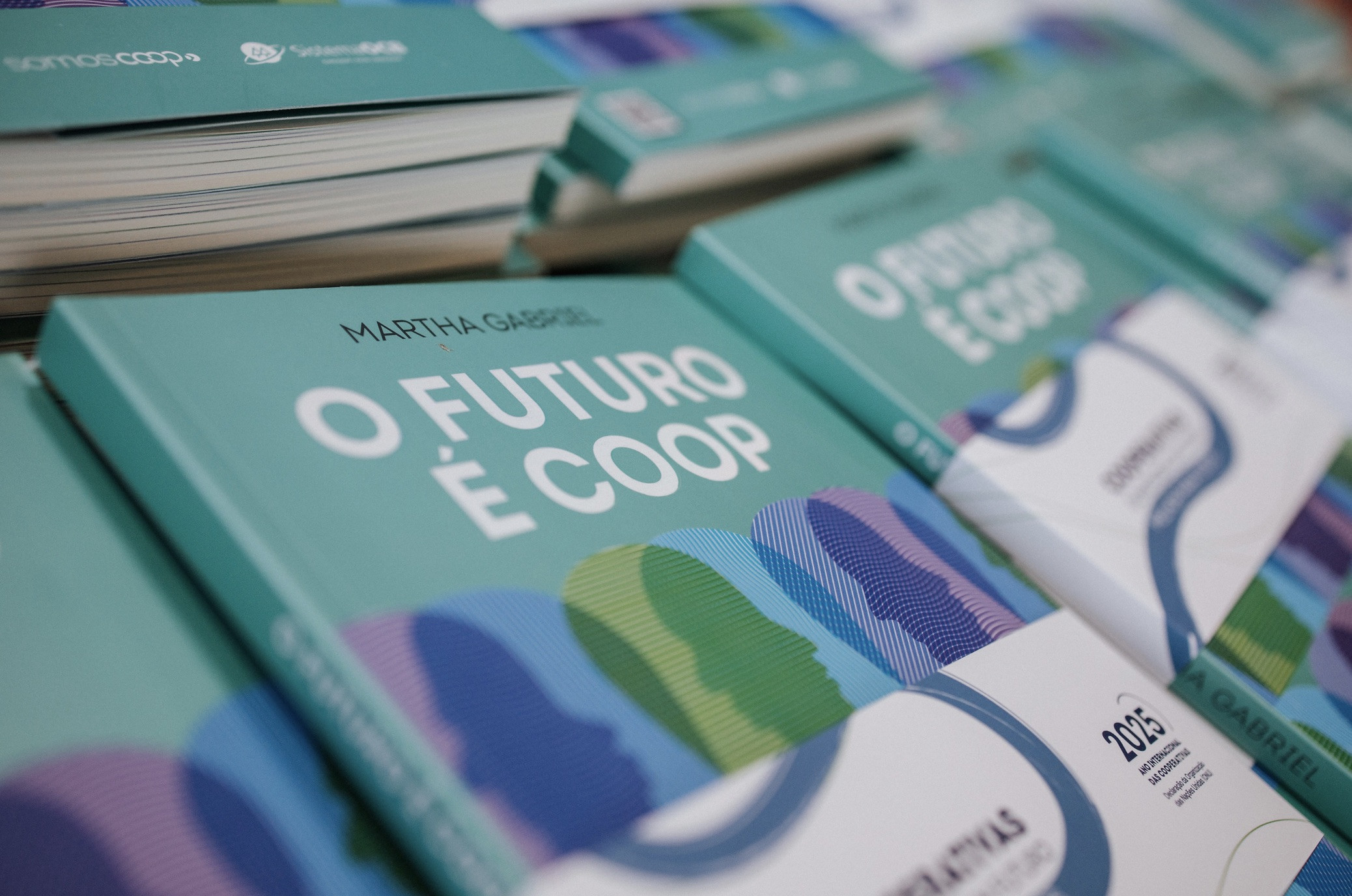 O Sistema OCB distribuiu exemplares da obra "O futuro é coop"