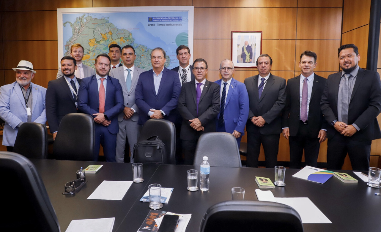 Ministro Luiz Marinho (ao centro) com representantes dos setores de comércio e produção 