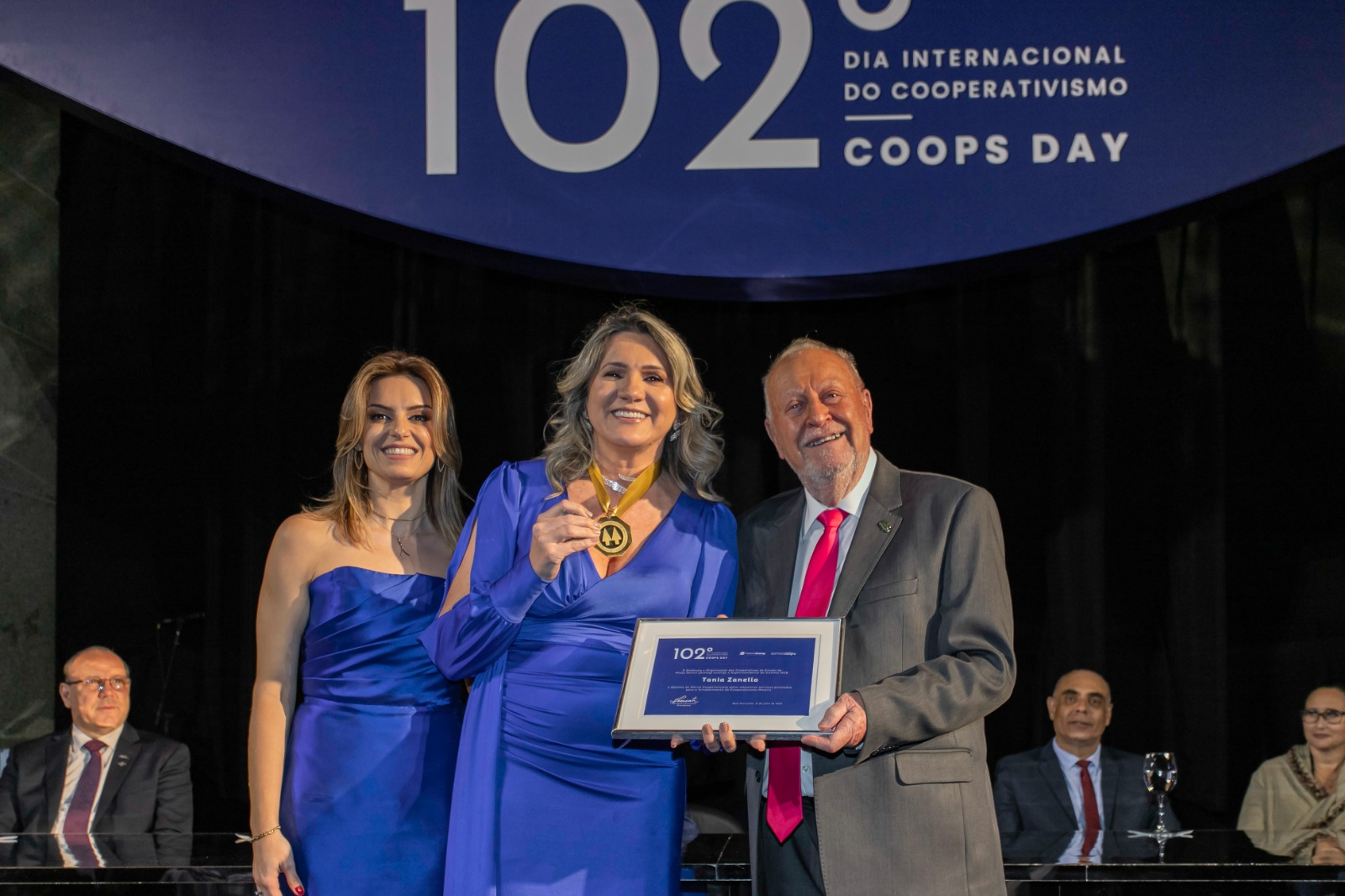 Tania Zanella recebe Medalha do Mérito Cooperativista Paulo de Souza Lima 