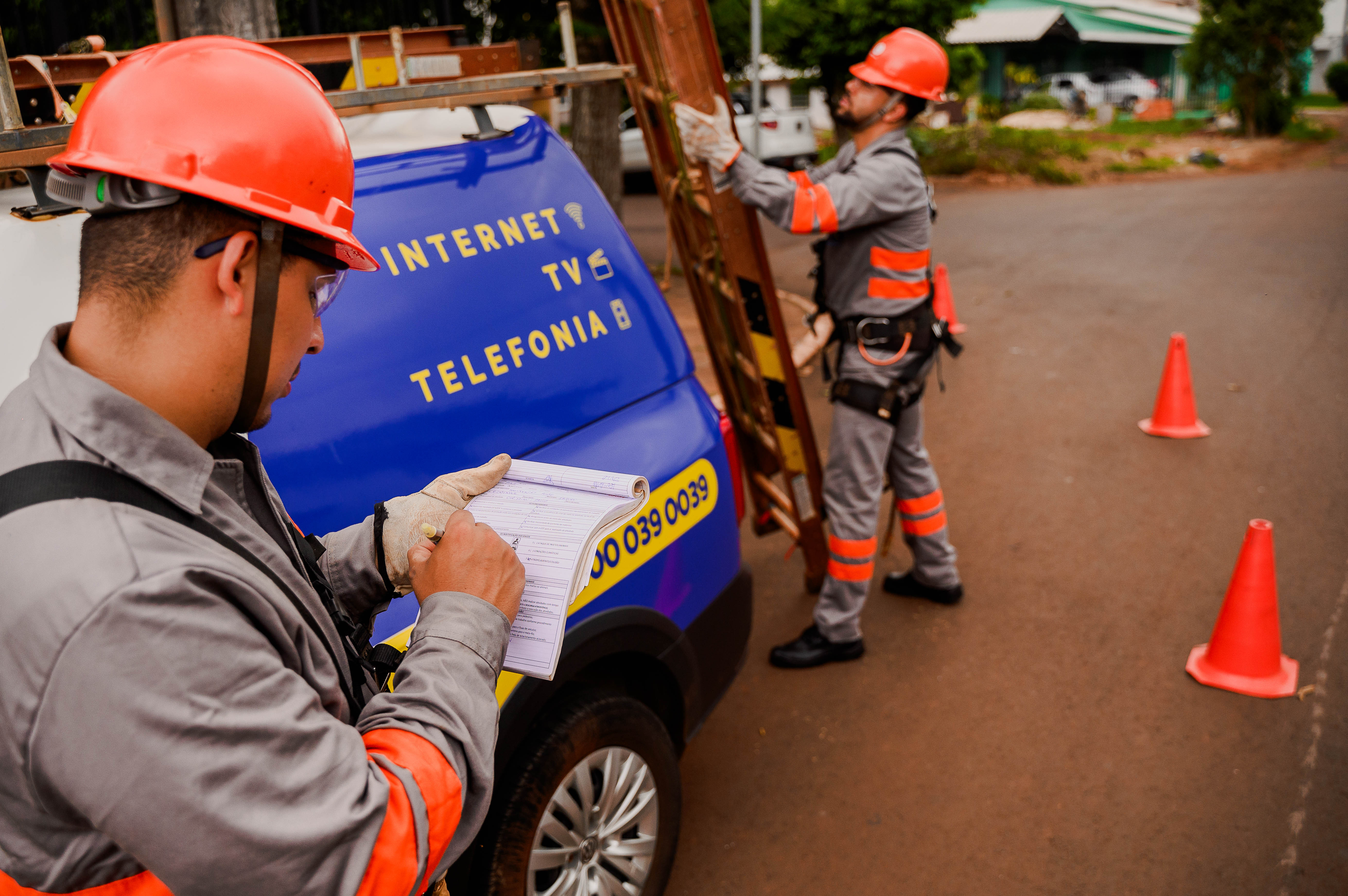 Imagem de homens trabalhando para a cooperativa