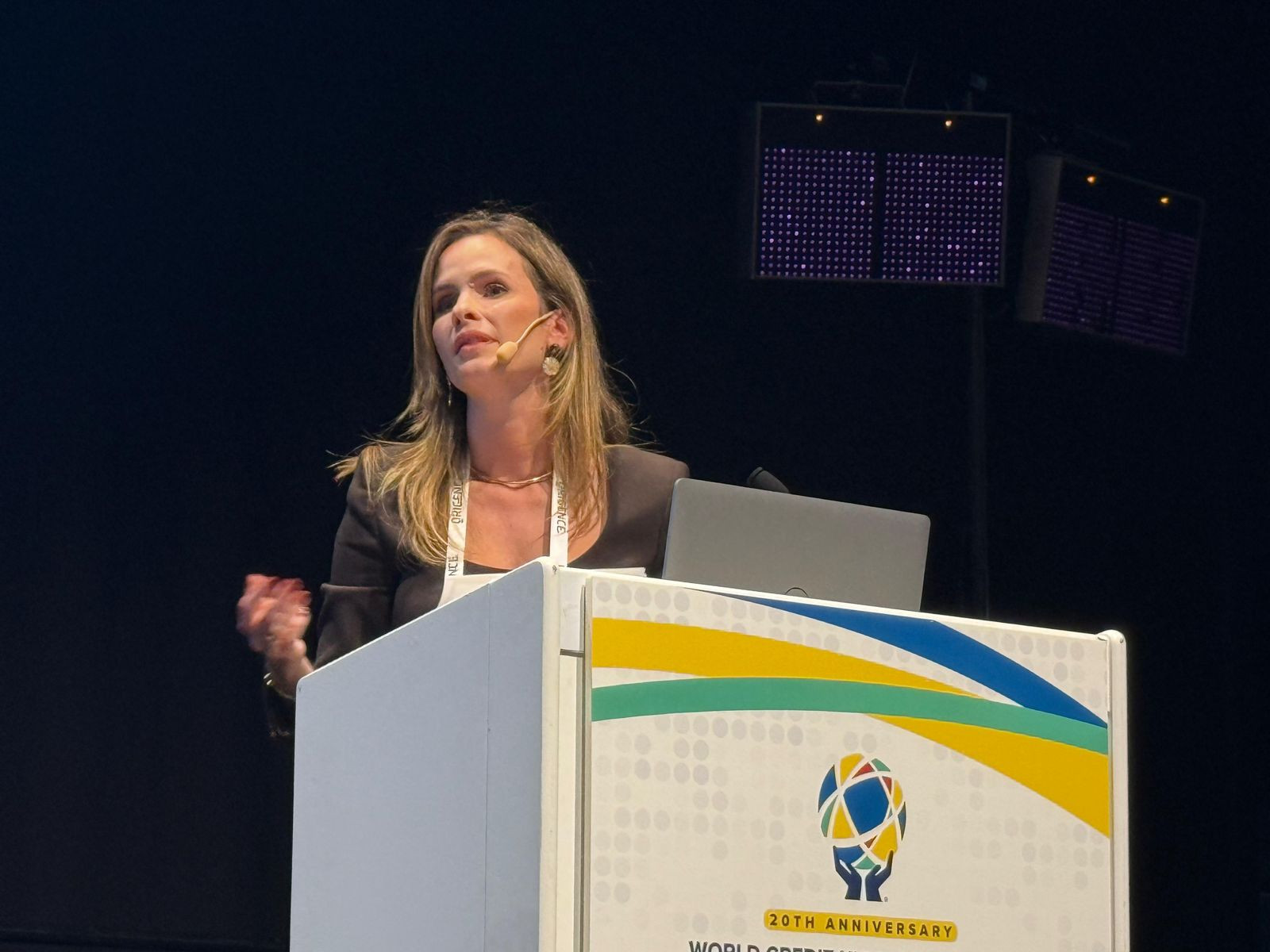 Clara Maffia durante sua fala na WCUC 2025