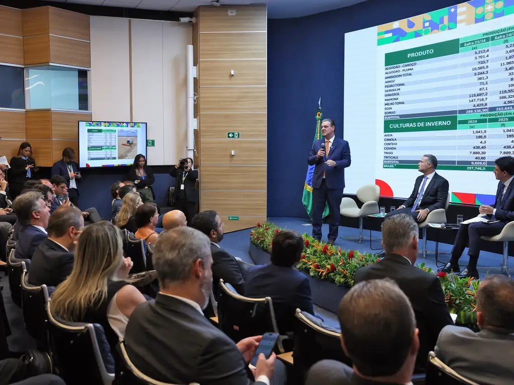 Ministro Carlos Fávaro durante seu discurso. Foto: Antônio Cruz/Agência Brasil