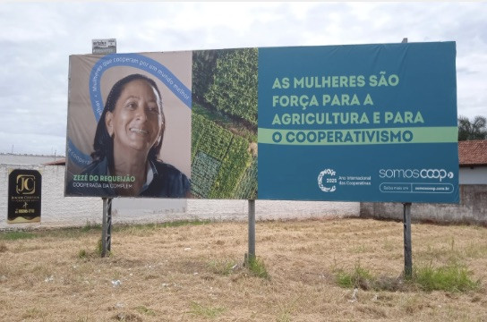 Foto em outdoor em homenagem às mulheres cooperativistas