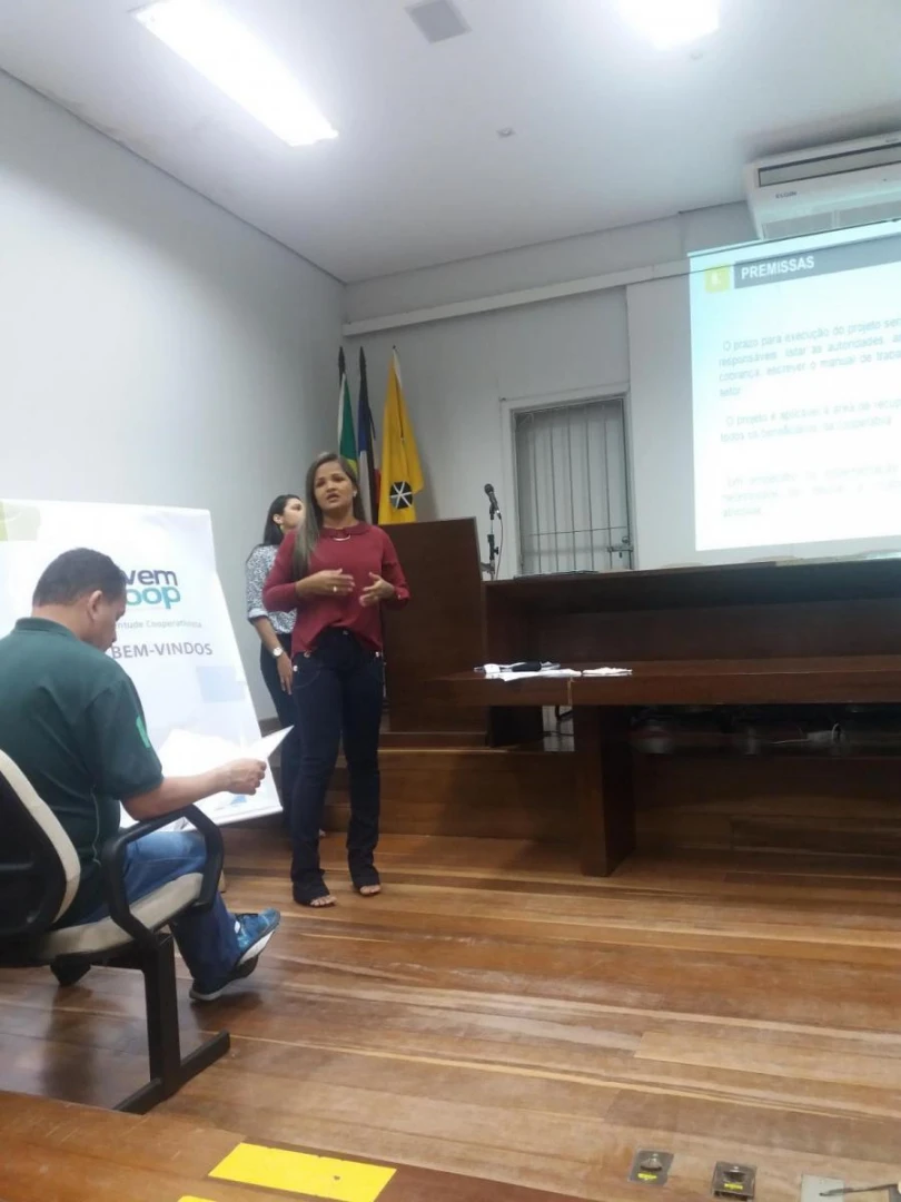 Laís apresentando o projeto