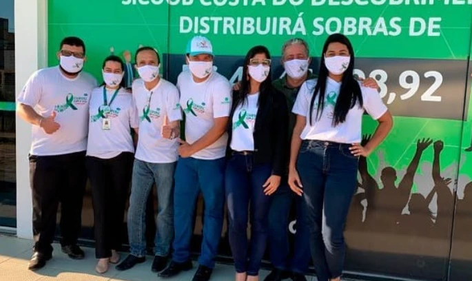 Funcionários do Sicoob Costa do Descobrimento vestiram a camisa da Coopere com a Vida para realizarem os atendimentos no dia da Mobilização Estadual
